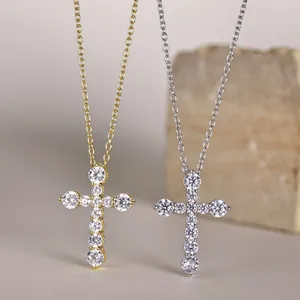 Vue détaillée de colliers croix en argent sterling S925 or et argent avec zircons
