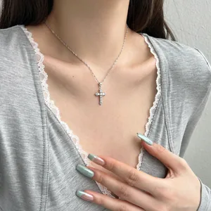 Collier avec pendentif croix en argent sterling S925 et oxydes de zirconium brillants