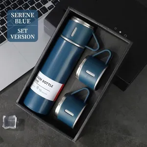 Detailansicht des blauen Vakuum-Isolierflaschen-Sets mit Tassen in einer Geschenkbox