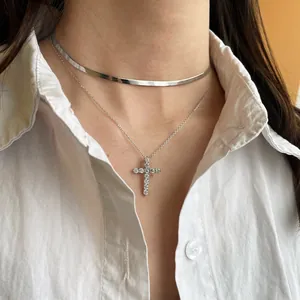 Vue détaillée collier élégant en argent S925 multicouche avec croix en zircone