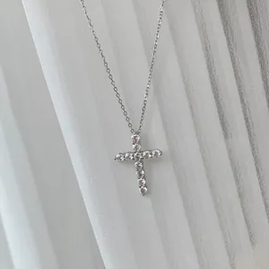 Gros plan détaillé du collier avec pendentif croix en argent S925 et zircons.