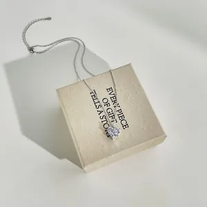 Détail du pendentif en zircon en forme de cœur sur une chaîne en argent S925