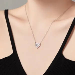 Élégant collier cœur en argent sterling S925 avec incrustation de zircon porté par un mannequin