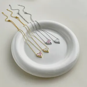 Détail exquis de colliers en argent S925 en forme de cœur avec zircons roses et clairs