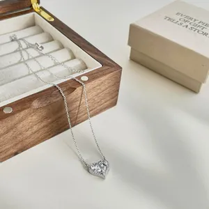 Gros plan détaillé d'un collier pendentif cœur en zircon étincelant en argent s925