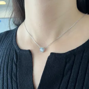 Vue détaillée d'un collier raffiné en argent sterling S925 sur le cou d'une femme.