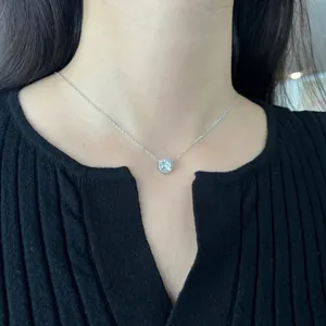 Gros plan d'un collier en argent S925 avec pendentif halo en zircon sur un mannequin