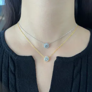 Détail de colliers superposés en argent sterling S925 avec pendentifs ronds