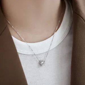 Gros plan d'un élégant collier halo en argent sterling S925 porté par un mannequin.