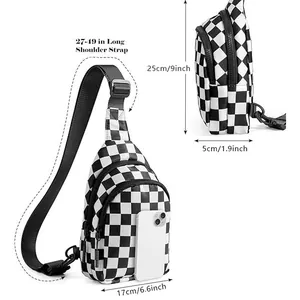 Dimensioni dettagliate della borsa a tracolla in nylon a scacchi con smartphone.