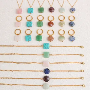 Vista detallada de conjuntos de joyas de piedra natural con collares y aretes