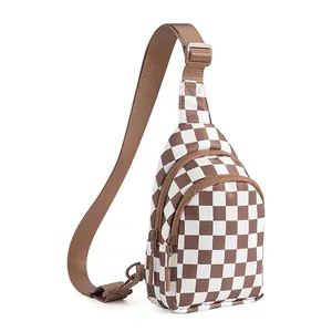 Vista laterale di borsa a tracolla in nylon a scacchi marroni e bianchi con due zip