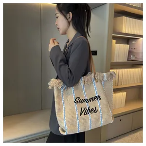 Grande borsa tote intrecciata beige con ricamo 'Summer Vibes' e strisce blu vista dettaglio