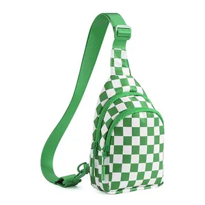 Dettaglio borsa a tracolla in nylon a scacchi verdi e bianchi con cinghia regolabile.
