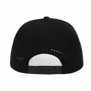 Détail arrière d'une casquette trucker noire à 5 panneaux avec perforations laser