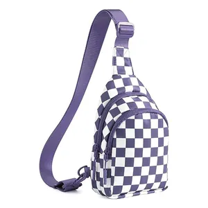 Dettaglio di una borsa a tracolla in nylon a scacchi viola e bianchi con cerniere forti