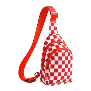 Dettaglio borsa a tracolla in nylon a scacchi bianchi e rossi con cinturino regolabile.
