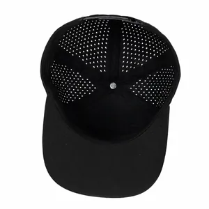 Détail intérieur d'une casquette trucker à 5 panneaux avec maille respirante noire