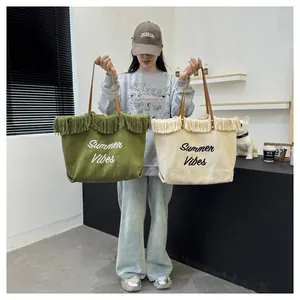 Elegante borsa tote grande in tela con ricamo Summer Vibes e dettaglio frange boho