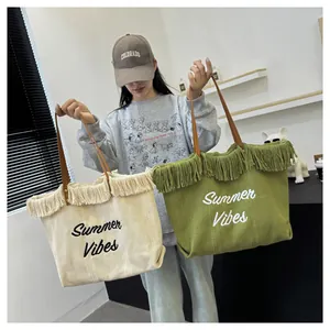 Due colori di grandi borse tote in tela con frange e ricamo Summer Vibes