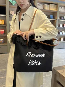 Elegante borsa tote in tela nera con ricamo Summer Vibes e dettagli di frange