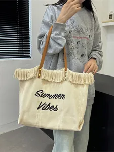 Grande borsa tote in tela con ricamo Summer Vibes e dettaglio di frange.