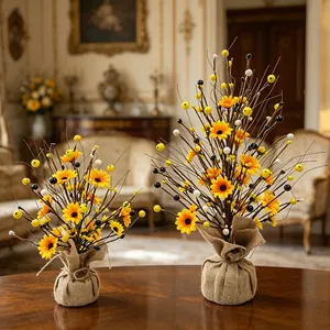Détail d'un arbre artificiel de marguerites et baies avec base en toile de sac