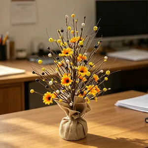 Vue détaillée d'un arbre artificiel de tournesols et baies avec base en toile de jute.
