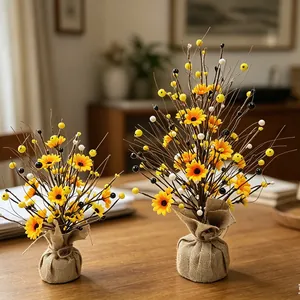Détail de deux arbres à baies de tournesol artificiels avec base en toile de jute