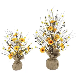 Arbre décoratif de marguerites et baies artificielles avec base en toile de jute.