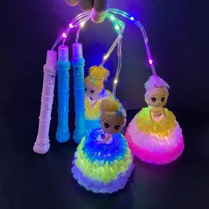 Primer plano detallado de linternas de muñecas LED de colores con faldas a capas