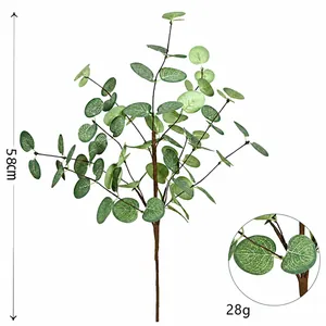 Vue détaillée d'une branche d'eucalyptus artificielle de 58 cm de haut