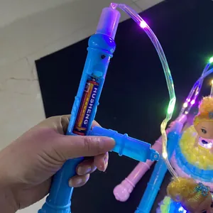 Primer plano del compartimento de pilas y luces LED de un mango de linterna de muñeca