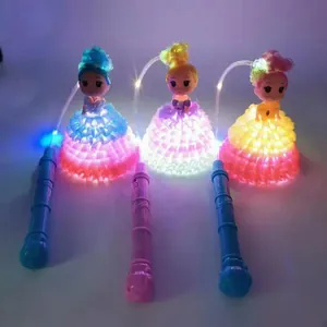 Vista detallada de linternas de muñecas princesa brillantes con efectos de fibra óptica