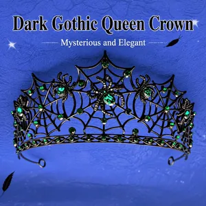 Detailweergave van gotische zwarte spinnenweb tiara met groene kristallen voor decor