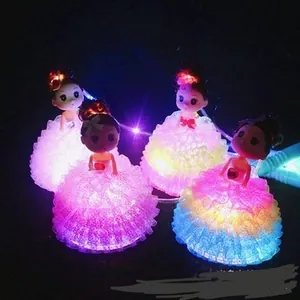 Primer plano de muñecas luminosas de colores con faldas de encaje LED de varias capas noche