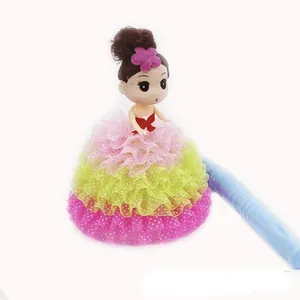 Detalle de una muñeca luminosa con falda de volantes colorida y un mango azul