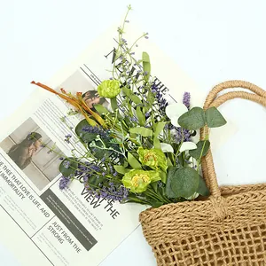 Vue détaillée d'un bouquet artificiel de lavande et d'eucalyptus dans un sac tressé