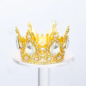 Vista detallada de una corona dorada para niños con brillantes diamantes de imitación