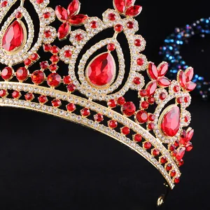 Detaillierte Nahaufnahme von roten Edelsteinen und klaren Kristallen auf einer Barockkrone