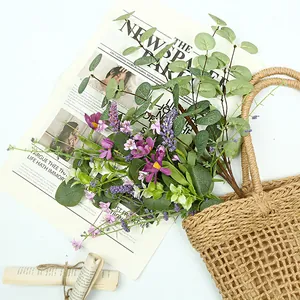 Vue détaillée d'un bouquet artificiel de lavande et d'eucalyptus dans un sac en paille