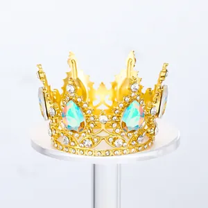 Detalle de una tiara dorada con cristales en forma de pera iridiscentes y strass