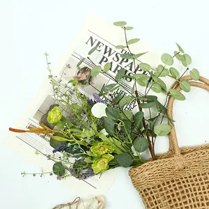 Bouquet de fleurs artificielles détaillé avec lavande et eucalyptus en sac de paille