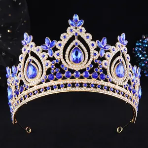 Detailansicht einer Barock-Brautkrone mit funkelnden blauen Kristallen und Strasssteinen
