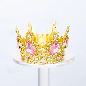Detalle de corona de aleación dorada con pedrería rosa para decorar pasteles