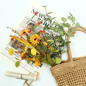 Vue détaillée en gros plan d'un bouquet artificiel de tournesols et d'eucalyptus en sac