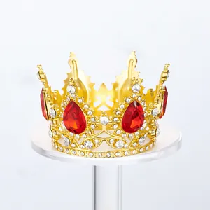 Elegante corona de aleación dorada con piedras rojas en forma de lágrima y brillantes