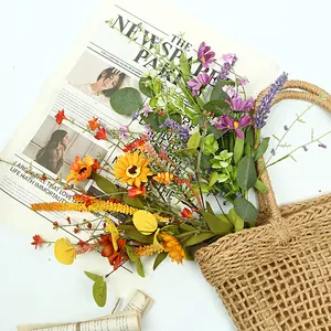 Vue détaillée d'un bouquet de fleurs artificielles éclatantes avec lavande dans un sac en paille