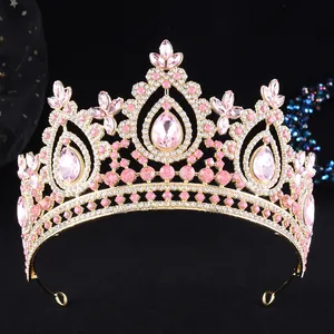 Detailansicht einer eleganten Barock-Brautkrone mit rosa und klaren Kristallen