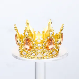 Elegante corona de aleación dorada con pedrería naranja para decorar pasteles.